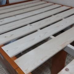 木のベッドの板