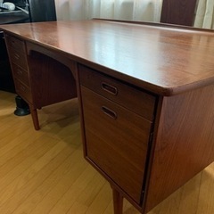 デンマーク製の両袖デスク　Svend Aage Madden（スヴェンド アジ マドセン）デザイン  ビンテージ北欧家具
