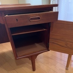 デンマーク製の両袖デスク　Svend Aage Madden（スヴェンド アジ マドセン）デザイン  ビンテージ北欧家具