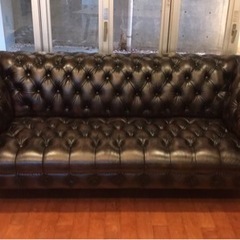 3人掛け総革張りソファー　バッキンガム　チェスターフィールド調 本革 高級 リビング 応接室 社長室 イギリス 英国風 アンティーク ヴィンテージ ブラウントリプルソファ 3P バッキンガム革