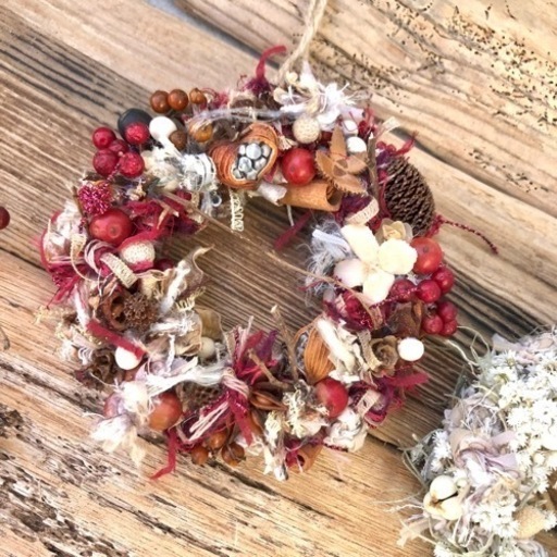 引き揃え糸と木の実のリース