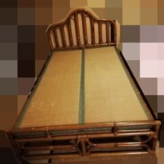 籐製のセミダブルベッド　組み立て式です　畳です