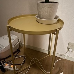 IKEAの黄色テーブル