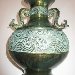 青銅製の花瓶