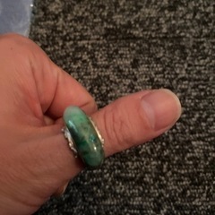 お値下げします。エメラルド石シルバー指輪（値段に応じて交渉します。）