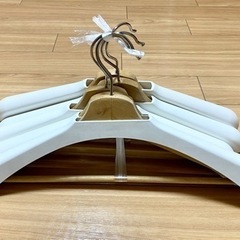 【引渡決定】IKEA無垢材ハンガーショルダーシェーパー付き5本セ...