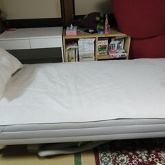 シングルベッド！マットはしっかりとした堅めスプリングのマットです。