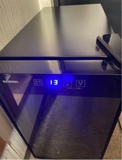 アイリスオーヤマ ワインセラー 8本収納 25L 8~18℃ ペルチェ式 庫内LED 小型 PWC-251P-B