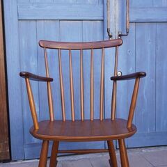 北欧デンマークから入荷したチーク材を使用したロッキングチェアです。チーク材の温かみのある質感となめらかなフォルムのアームチェア。リビングはもちろん寝室や書斎などにもオススメです。CA237