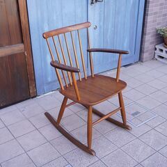 北欧デンマークから入荷したチーク材を使用したロッキングチェアです。チーク材の温かみのある質感となめらかなフォルムのアームチェア。リビングはもちろん寝室や書斎などにもオススメです。CA237