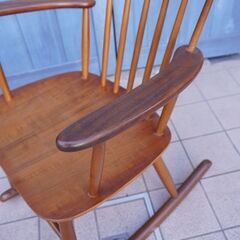 北欧デンマークから入荷したチーク材を使用したロッキングチェアです。チーク材の温かみのある質感となめらかなフォルムのアームチェア。リビングはもちろん寝室や書斎などにもオススメです。CA237