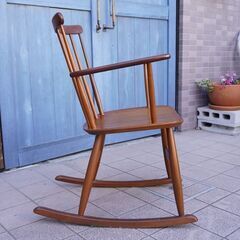 北欧デンマークから入荷したチーク材を使用したロッキングチェアです。チーク材の温かみのある質感となめらかなフォルムのアームチェア。リビングはもちろん寝室や書斎などにもオススメです。CA237