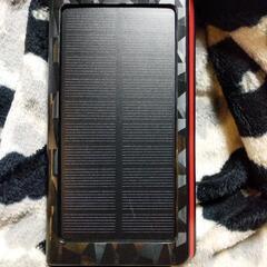 ソーラーモバイルバッテリー黒／赤