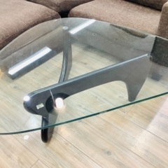 お部屋を広く感じさせるガラス製のローテーブル