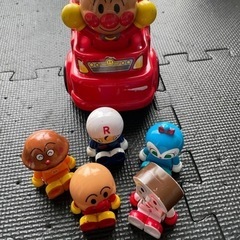 アンパンマンの消防車と人形