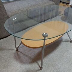 　【楕円形のセンターテーブル】ーーートップはガラスーー中棚は木製です。