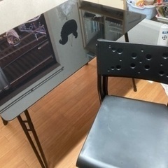 黒ガラステーブル　椅子 （お話中）