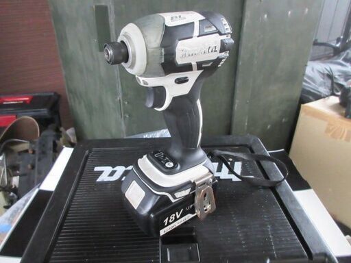 makita製18V 電動インパクトドライバー一式中古品 18Vバッテリーの