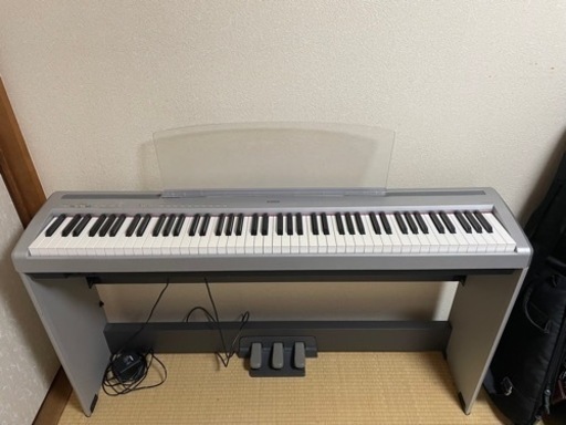 電子ピアノ YAMAHA(譜面台、ペダル、専用スタンド込み) w2