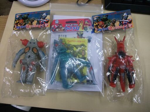 ウルトラマン　ソフビ怪獣シリーズ　2個とウルトラQソフビとはがき2枚
