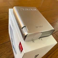 出張プレゼンに最適！本体307gキャリングケース付プロジェクター