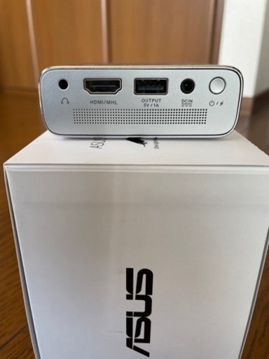 出張プレゼンに最適！本体307gキャリングケース付プロジェクター