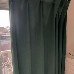 ダークグリーンのカーテン