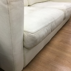 神戸新長田店】ホワイトカラーのムスタング3人掛けソファーです 