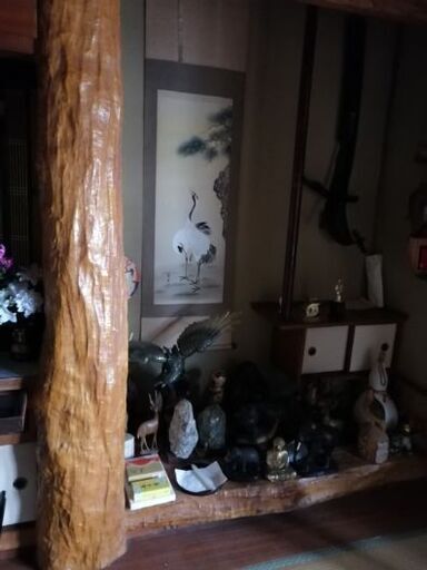 木彫りの柱 玄関 木目を活かした 敷居