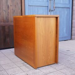 北欧デンマークのSkovby(スコビー)よりチーク材 SM101 マルチパーパステーブルです。モダンなデザインの2人から6人用バタフライ式の伸長式ダイニングテーブル。シンプルでスマートな多機能テーブルCA310