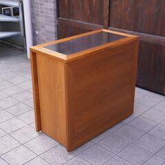 北欧デンマークのSkovby(スコビー)よりチーク材 SM101 マルチパーパステーブルです。モダンなデザインの2人から6人用バタフライ式の伸長式ダイニングテーブル。シンプルでスマートな多機能テーブルCA310