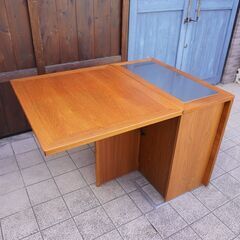 北欧デンマークのSkovby(スコビー)よりチーク材 SM101 マルチパーパステーブルです。モダンなデザインの2人から6人用バタフライ式の伸長式ダイニングテーブル。シンプルでスマートな多機能テーブルCA310