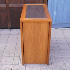 北欧デンマークのSkovby(スコビー)よりチーク材 SM101 マルチパーパステーブルです。モダンなデザインの2人から6人用バタフライ式の伸長式ダイニングテーブル。シンプルでスマートな多機能テーブルCA310