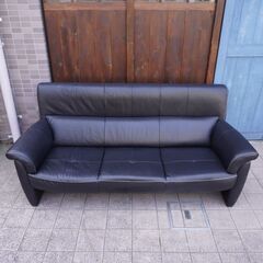 人気のkarimoku(カリモク家具)よりChitano(チターノ)の本革を使用したZ18 3人掛けソファーです！コンパクトでありながらシートはゆったりとした上品なデザインのレザー3Pソファー♪CA315