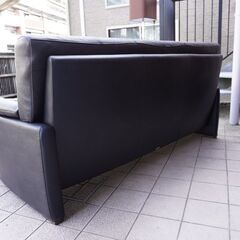 人気のkarimoku(カリモク家具)よりChitano(チターノ)の本革を使用したZ18 3人掛けソファーです！コンパクトでありながらシートはゆったりとした上品なデザインのレザー3Pソファー♪CA315