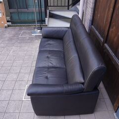 人気のkarimoku(カリモク家具)よりChitano(チターノ)の本革を使用したZ18 3人掛けソファーです！コンパクトでありながらシートはゆったりとした上品なデザインのレザー3Pソファー♪CA315