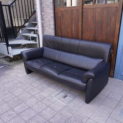 人気のkarimoku(カリモク家具)よりChitano(チターノ)の本革を使用したZ18 3人掛けソファーです！コンパクトでありながらシートはゆったりとした上品なデザインのレザー3Pソファー♪CA315