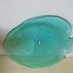 魚のガラス皿と模様入り中皿2枚(未使用品)