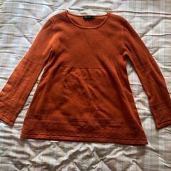 DECOYのオレンジのセーター