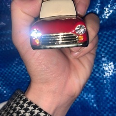 アンティークっぽい赤い車。指輪ピアスが入るくらいの小物入れです。
