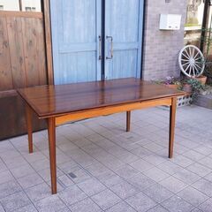 英国アンティーク、北欧ヴィンテージを取り扱うLLOYD\'S ANTIQUES(ロイズアンティークス)のローズウッド材 エクステンションテーブル。シンプルなデザインの伸長式ダイニングテーブル。デンマークCA321