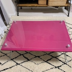 ピンクのガラステーブル