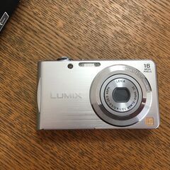 【美品】デジタルカメラ　Panasonic Lumix DMC-FH5 シルバーの画像
