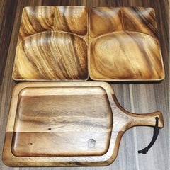 木製のまな板と木製の皿