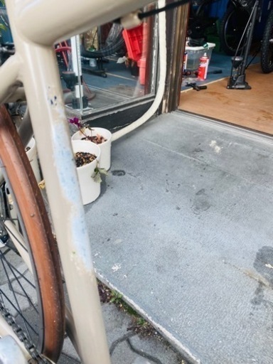 クロスバイク 6速。ほとんど新品に交換済み。フレームが傷だらけなので