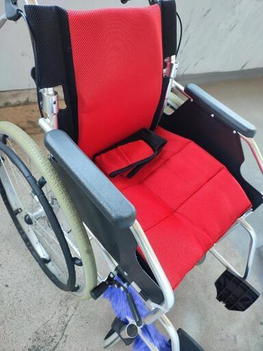 車椅子 車いす  【軽量】 【折り畳み】 アルミ製自走式車椅子 ノーパンクタイヤ仕様   【アルミ