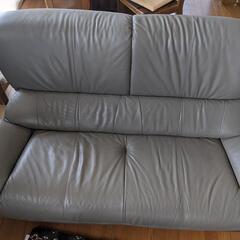 美品　カリモク本革ラブソファー