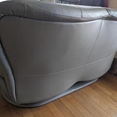 美品　カリモク本革ラブソファー