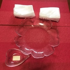 花型ガラス大皿（1皿）と　花びら型ガラス小皿（3皿）