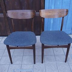 英国アンティーク、北欧ヴィンテージを取り扱うLLOYD\'S ANTIQUES(ロイズアンティークス)のローズウッド材 ダイニングチェアー2脚セット。シンプルなデザインのアームレスチェア。デンマークCA339